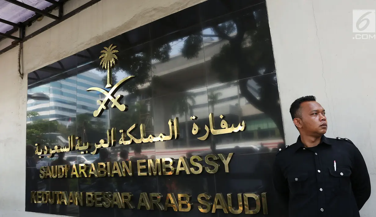 Sekuriti mengawal unjuk rasa sejumlah Jurnalis Freelance Indonesia di depan Kedutaan Besar Arab Saudi, Jakarta, Jumat (19/10). Khashoggi hilang setelah memasuki Konsulat Arab Saudi di Turki pada 2 Oktober lalu. (Merdeka.com/Imam Buhori)