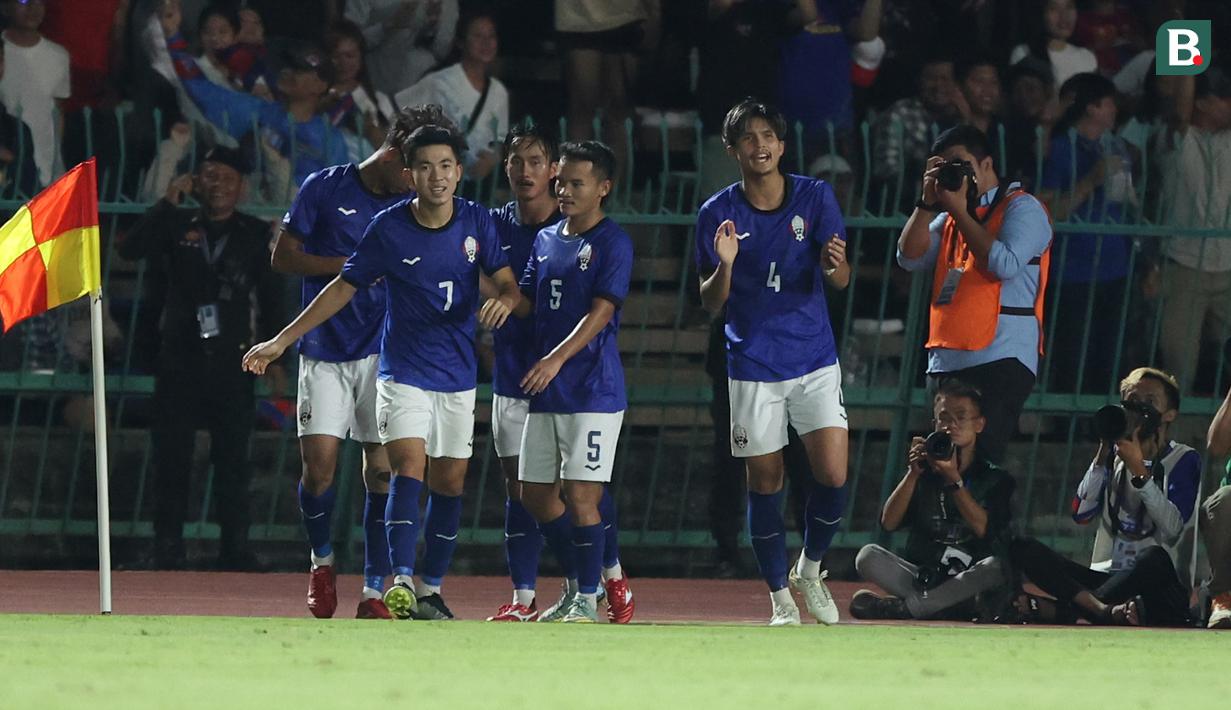 <p>Selebrasi para pemain Kamboja U-22 setelah Sin Sovannmakara mencetak gol ke gawang Timnas Indonesia U-22 pada laga keempat Grup A SEA Games 2023 di Olympic National Stadium, Phnom Penh, Kamboja, Rabu (10/5/2023). (Bola.com/Abdul Aziz)</p>