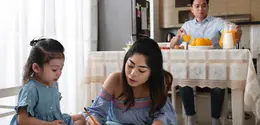 Banyak orangtua merasa lebih percaya diri membahas topik seperti perubahan tubuh dan pubertas, namun masih ragu ketika harus masuk ke pembahasan yang lebih sensitif seperti hubungan, batasan, atau kesehatan seksual. [Dok/freepik.com]
