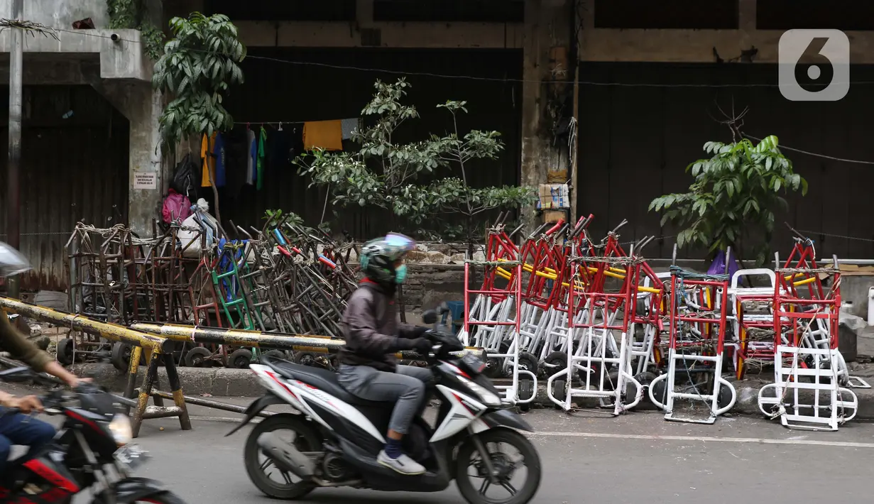 Suasana jalan di kawasan Pasar Tanah Abang, Jakarta, Jumat (27/3/2020). Sebagai upaya pencegahan penularan virus Corona COVID-19, Perumda Pasar Jaya menutup sementara aktivitas perdagangan di Pasar Tanah Abang Blok A, B dan F terhitung 27 Maret hingga 5 April 2020. (Liputan6.com/Helmi Fithriansyah)