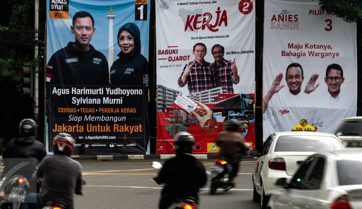 Baliho tiga pasang calon Pilkada DKI 2017terpasang di kawasan Tugu Tani, Jakarta, Minggu  (20/11). KPUD DKI Jakarta mulai memasang baliho berukuran 4 m x 6 m di sejumlah titik di ibu kota dengan total 30 buah baliho. (Liptan6.com/Faizal Fanani)