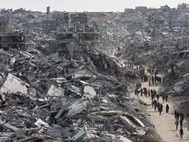 Foto udara menunjukkan para pengungsi Palestina yang kembali ke kamp pengungsi Jabalia yang hancur akibat perang di Jalur Gaza utara pada 19 Januari 2025. (Omar AL-QATTAA/AFP)