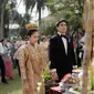 Nong Poy mengenakan gaus berlapis emas untuk hari pernikahannya bersama Oak Phakwa Hongyok. (Dok. Instagram/@poydtreechada/https://www.instagram.com/p/CpPoygOvHVa/?igshid=MDM4ZDc5MmU=)