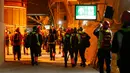 Jurnalis saat meliput tahap akhir pembangunan terowongan NEAT Gotthard di Sedrun, Swiss, (10/3). Terowongan kereta ini telah memasuki tahap penyelesaian dan siap dioperasikan pada akhir 2016. (REUTERS/Arnd Wiegmann)