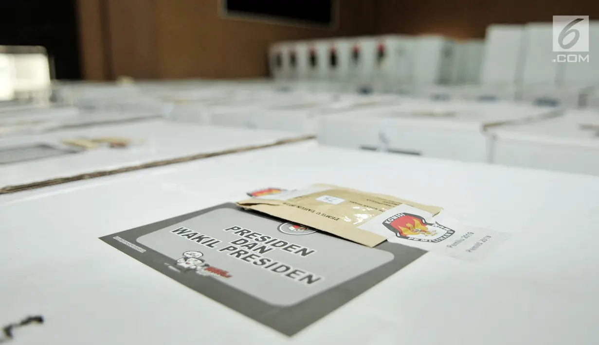 Kotak suara yang telah tersegel stiker KPU tersimpan di Gedung KNPI, Jakarta, Kamis (18/4). Penyimpanan logistik Pemilu 2019 di satu tempat dilakukan demi menjaga keamanan sebelum rekapitulasi. (merdeka.com/Iqbal Nugroho)