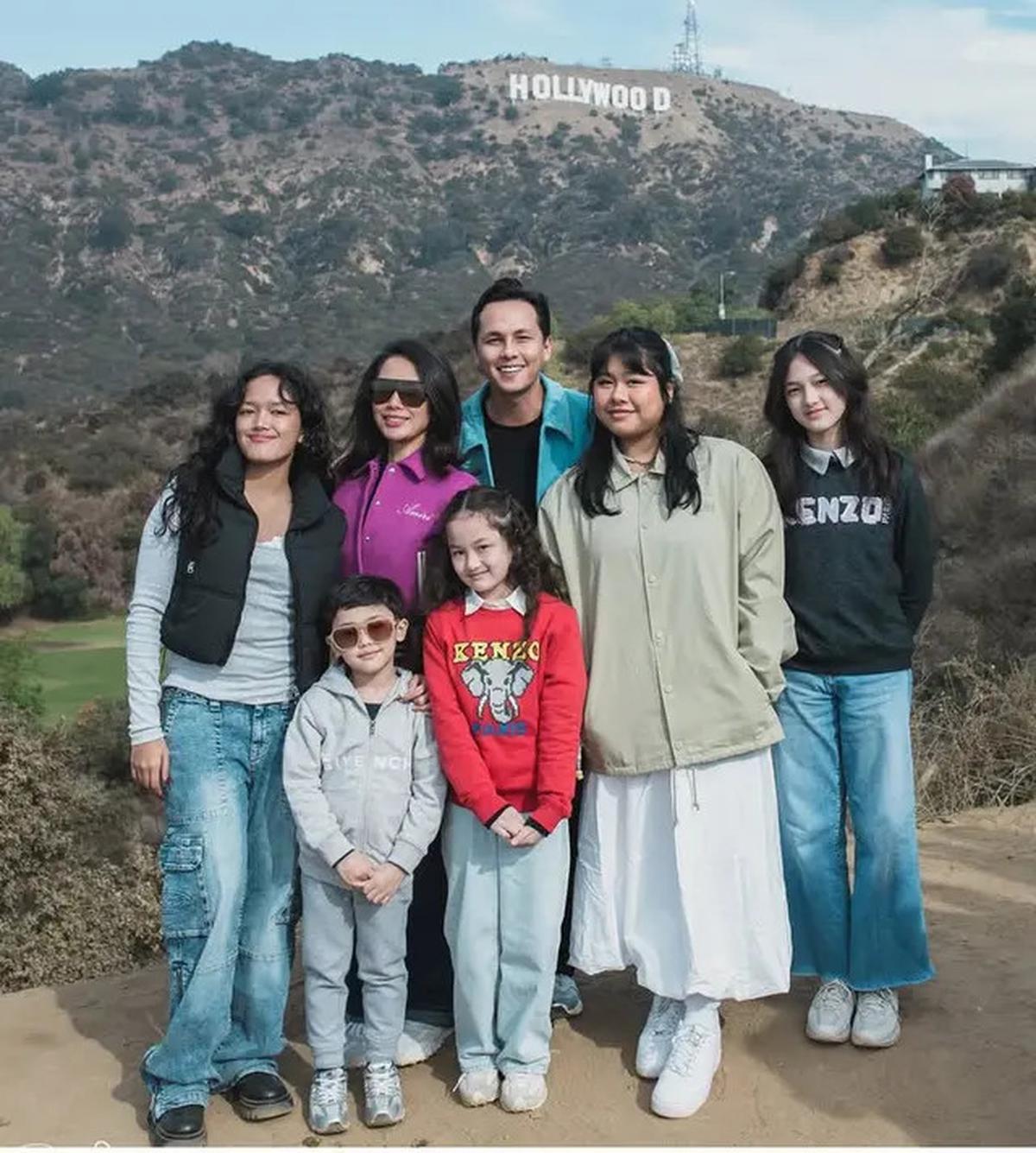 6 Potret Tampilan Luna Maya hingga Ussy Sulistiawaty Bersama Keluarga Berfoto di Depan Hollywood Sign, Sebelum Kebakaran di Los Angeles