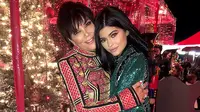 Kris Jenner berpose bersama sang buah hati, Kylie Jenner (Instagram)