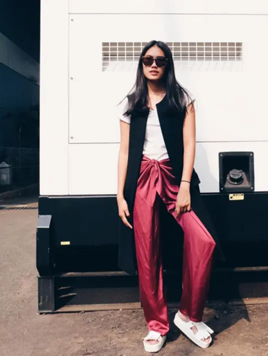Gaya fesyen Alika Islamadina yang terlihat kasual tetapi menarik, dapat kita inspirasi untuk penampilan sehari hari.  (via instagram@alikaislamadina/Bintang.com)