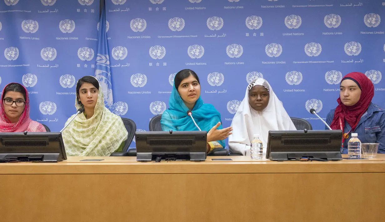 Peraih Nobel Perdamaian, Malala Yousafzai (tengah) bersama aktivis Kainat Riaz, Shazia Ramzan, Amina Yusuf dan Salam Masri memberikan keterangan pers setelah berpidato di Majelis Umum PBB, New York, Jumat (25/9). (REUTERS/Darren Ornitz)