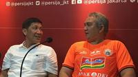 CEO Persija Jakarta, Ferry Paulus, berbincang bersama Ketua Umum PP The Jakmania, Ferry Indrasjarief di Kantor Persija, Senin (8/7/2019). (Bola.com/Benediktus Gerendo Pradigdo)