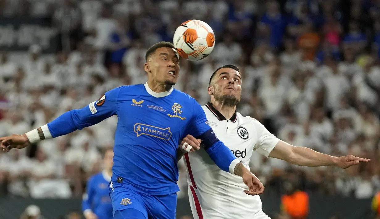 Laga yang berlangsung di Ramon Sanchez Pizjuan, Sevila tersebut berlangsung sengit sejak awal. Peluang demi peluang pun silih berganti dilesatkan oleh kedua tim. Namun, hingga babak pertama usai, laga masih menunjukkan skor kacamata. (AP/Manu Fernandez)