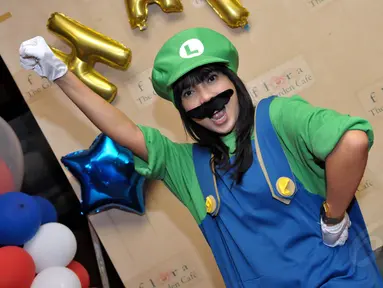 Ditemui di kawasan Pancoran, Jakarta, Fitri Tropica berdandan ala tokoh game terkenal, Super Mario Bros dan Luigi, Selasa(22/7/14). (Liputan6.com/Panji Diksana)