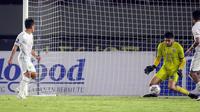 Agresivitas Persebaya demi mencetak gol balasan tidak berhenti. Samsul Arif  berhasil meneruskan umpan lambung yang membuahkan gol bagi Persebaya Surabaya di menit ke-38. (Bola.com/Bagaskara Lazuardi)