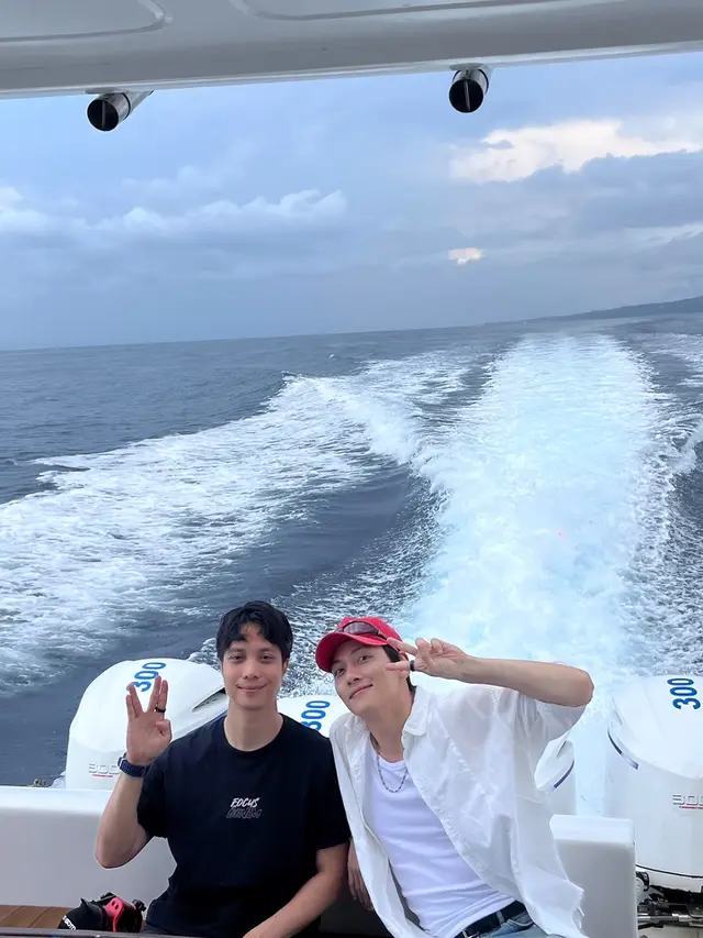 Gaya Bromance Dikta Wicaksono dan Ji Chang Wook Berlayar dengan Yatch, Tampilkan Wajah Mirip Bak Kakak Adik