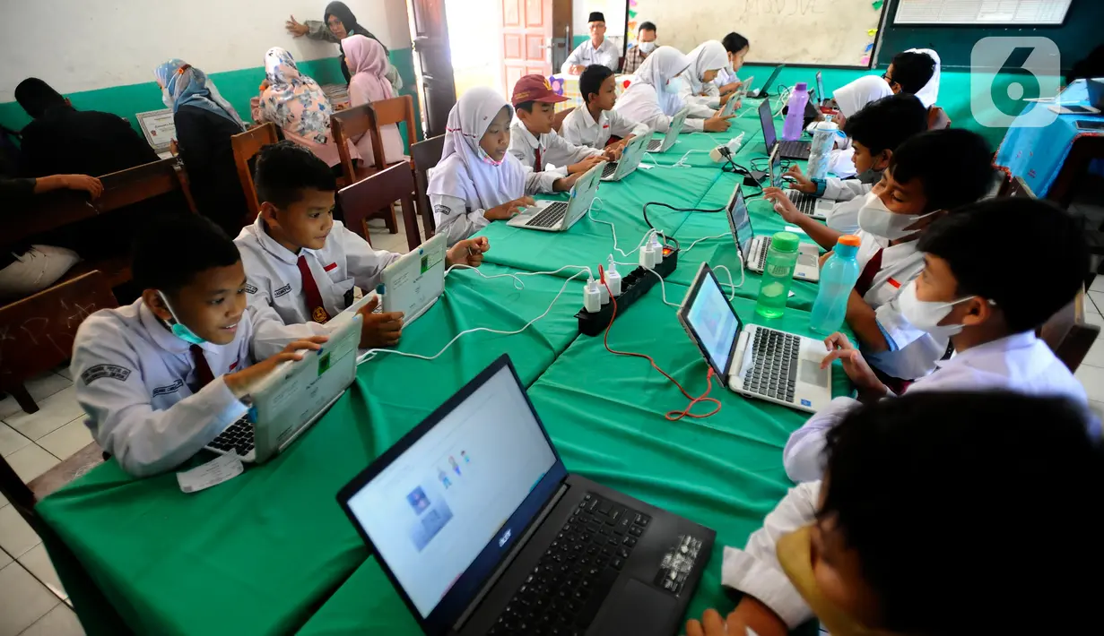 Sejumlah siswa SDN Pondok Petir 01 mengikuti Asesmen Nasional Berbasis Komputer (ANBK) di Depok, Jawa Barat, Selasa (4/10/2022). Jenis soalnya adalah pilihan ganda. (merdeka.com/Arie Basuki)