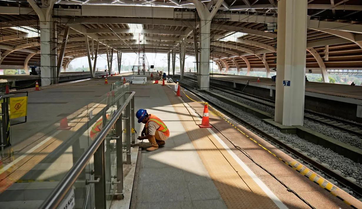 Di dalam area stasiun terdapat beberapa pekerja yang sibuk melakukan pembangunan. Alat penyangga untuk pekerja pun berdiri di sana sini. (AP Photo/Dita Alangkara)