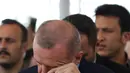 Presiden Turki Recep Tayyip Erdogan mengusap matanya saat menunaikan salat gaib untuk mantan Presiden Mesir Mohammed Morsi di Masjid Fatih, Istanbul, Selasa (18/6/2019). Erdogan diketahui memiliki kedekatan dengan Mohammed Morsi. (AP Photo/Emrah Gurel)