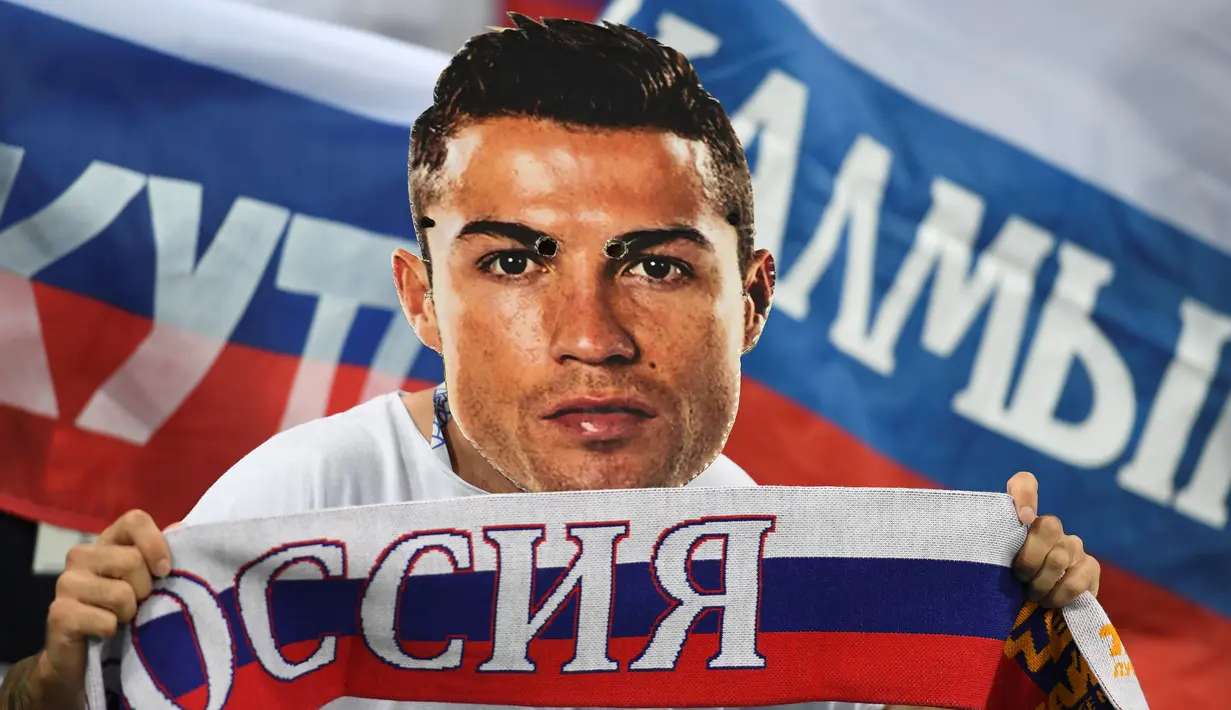Seorang suporter berpose memakai topeng bintang Portugal, Cristiano Ronaldo sebelum laga babak perempat final Piala Dunia 2018 antara Rusia dan Kroasia di Stadion Olimpiade Fisht, Sochi, Sabtu (7/7). (AFP PHOTO/Kirill KUDRYAVTSEV)