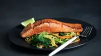 Ikan salmon sangat baik untuk perkembangan otak. (unsplash.com/@ca_creative)