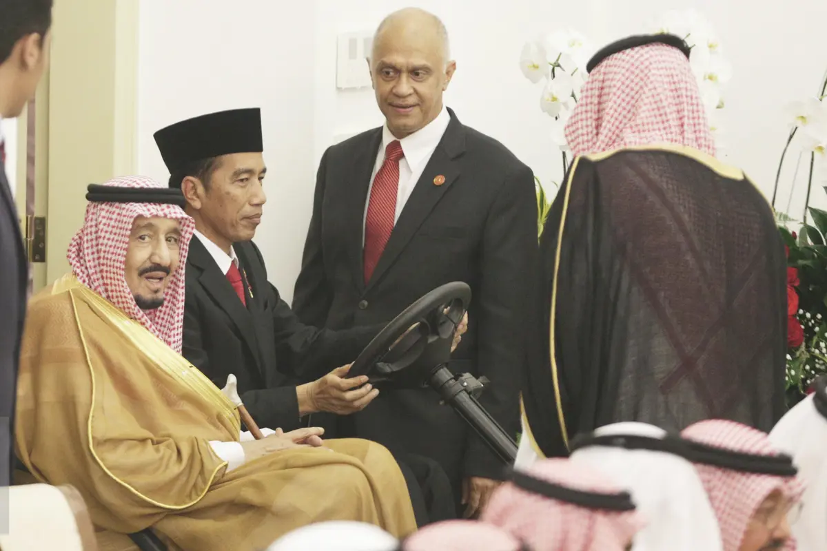 Di Bawah Hujan Deras, Jokowi Sambut Raja Salman