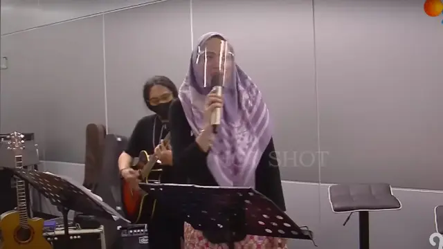 Angelina Sondakh saat menjadi pengamen di salah satu MRT di Jakarta Selatan. (Hot Shot via YouTube SCTV)