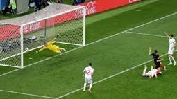 Pemain timnas Kroasia, Ivan Perisic mencetak gol ke gawang Inggris pada babak semifinal Piala Dunia 2018 di Stadion Luzhniki, Rabu (11/7). Kroasia menembus final usai menyingkirkan Inggris 2-1 lewat perpanjangan waktu. (AP/Thanassis Stavrakis)