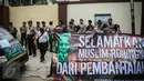 Aparat Kepolisian berjaga untuk mengamankan unjuk rasa massa Solidaritas Muslim Rohingya (SMR) di Kedubes Myanmar, Jakarta, Jumat (25/11). Mereka mengutuk pembantaian massal yang menimpa Muslim Rohingya di Myanmar. (Liputan6.com/Faizal Fanani)