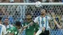 <p>Pemain Timnas Argentina, Lionel Messi&nbsp;mengontrol bola dibayangi pemain Meksiko dalam pertandingan grup G Piala Dunia 2022 yang berlangsung di Lusail Stadium, Qatar, Minggu (27/11/2022). (AP Photo/Jorge Saenz)</p>