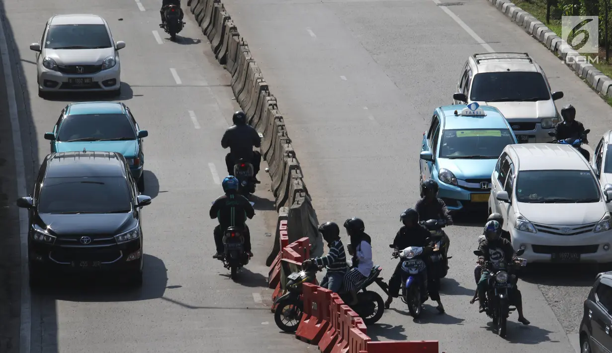 Pemandangan saat sejumlah kendaraan melawan arah di kawasan Petukangan, Jakarta, Senin (18/6). Banyak pengendara mengabaikan keselamatan berlalu lintas di momen libur Lebaran dengan melawan arah hingga tidak mengenakan helm. (Liputan6.com/Angga Yuniar)