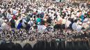 Massa mengikuti acara Munajat dan Maulid Akbar 2019 #ReuniMujahid212 di kawasan Monas, Jakarta, Senin (2/12/2019). Dalam acara tersebut, massa turut mendoakan agar Imam Besar FPI Rizieq Shihab segera dipulangkan. (Liputan6.com/Herman Zakharia)
