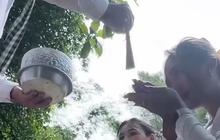 6 Potret Marion Jola Jalani Ritual Melukat di Bali, Khusyuk dan Anggun Kenakan Pakaian Adat
