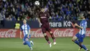Striker Barcelona, Luis Suarez, menyundul bola saat pertandingan melawan Malaga pada laga La Liga di Stadion La Rosaleda, Sabtu (10/3/2018). Malaga takluk 0-2 dari Barcelona. (AP/M.Pozo)