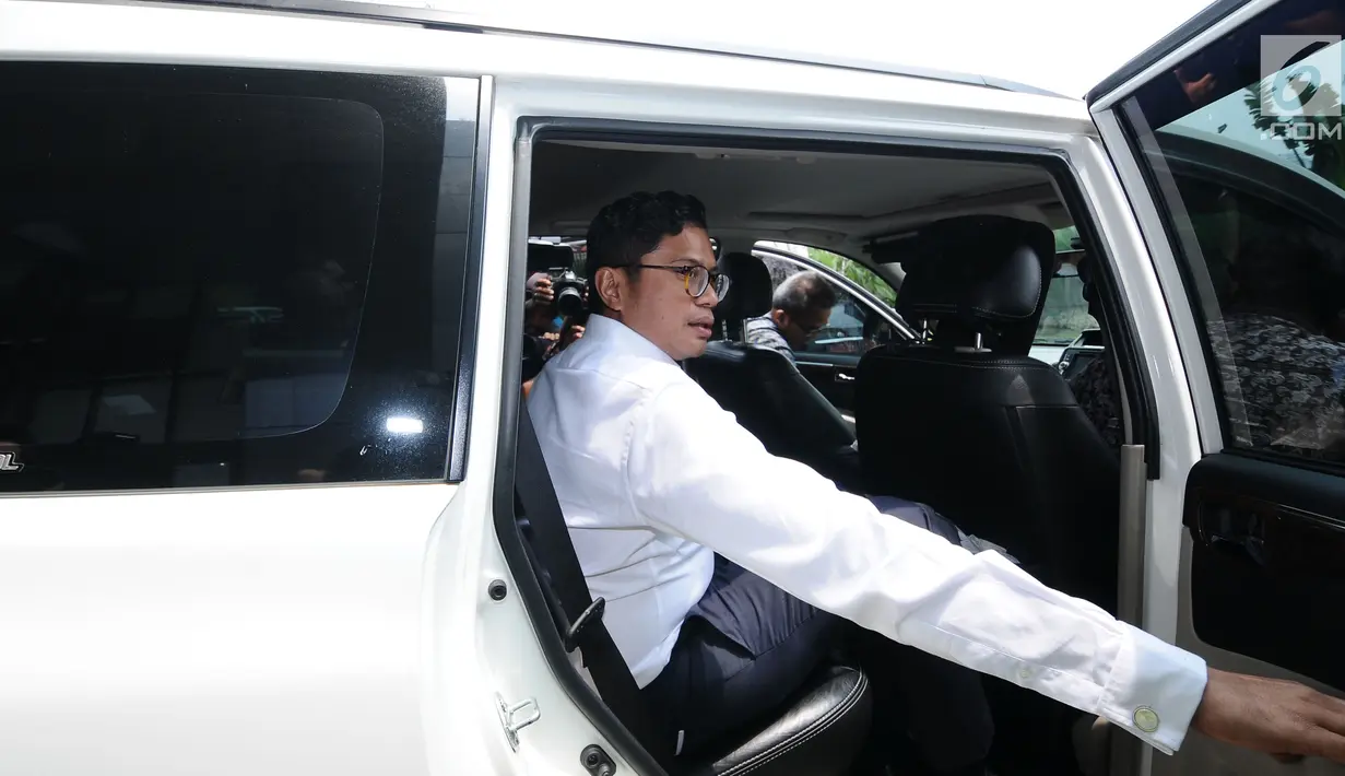 Dirut Garuda Indonesia, Pahala N. Mansury meninggalkan gedung KPK, Jakarta, Senin (11/9). Menurut Humas KPK Febri Diansyah pertemuan dengan Dirut Garuda Indonesia untuk audiensi mengenai pencegahan korupsi. (Liputan6.com/Helmi Fithriansyah)