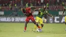 Bek Mali, Falaye Sacko berebut bola dengan gelandang Guinea Khatulistiwa, Federico Nchama pada babak 16 besar Piala Afrika 2021 di Stadion Limbe, Kamis (27/1/2022) dini hari WIB. Guinea Ekuatorial mempermalukan Timnas Mali 6-5 (0-0) dalam adu penalti. (AP Photo/Sunday Alamba)