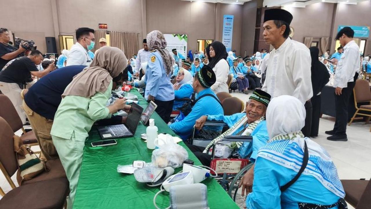 Dua JCH Embarkasi Surabaya Tunda Berangkat Haji Akibat Sakit