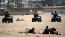 Petugas kepolisian berpatroli di Pantai Venice , Los Angeles (13/5/2020). Los Angeles County membuka kembali pantai-pantainya pada Rabu dalam pelonggaran terbaru pembatasan coronavirus yang telah menutup sebagian besar ruang publik dan bisnis California selama hampir dua bulan. (AP/Mark J. Terrill)