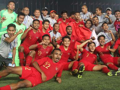 Para pemain Timnas Indonesia merayakan gelar juara Piala AFF U-22 2019 setelah mengalahkan Thailand pada laga final di Stadion National Olympic, Phnom Penh, Selasa (26/2). Indonesia menang 2-1 atas Thailand. (Bola.com/Zulfirdaus Harahap)