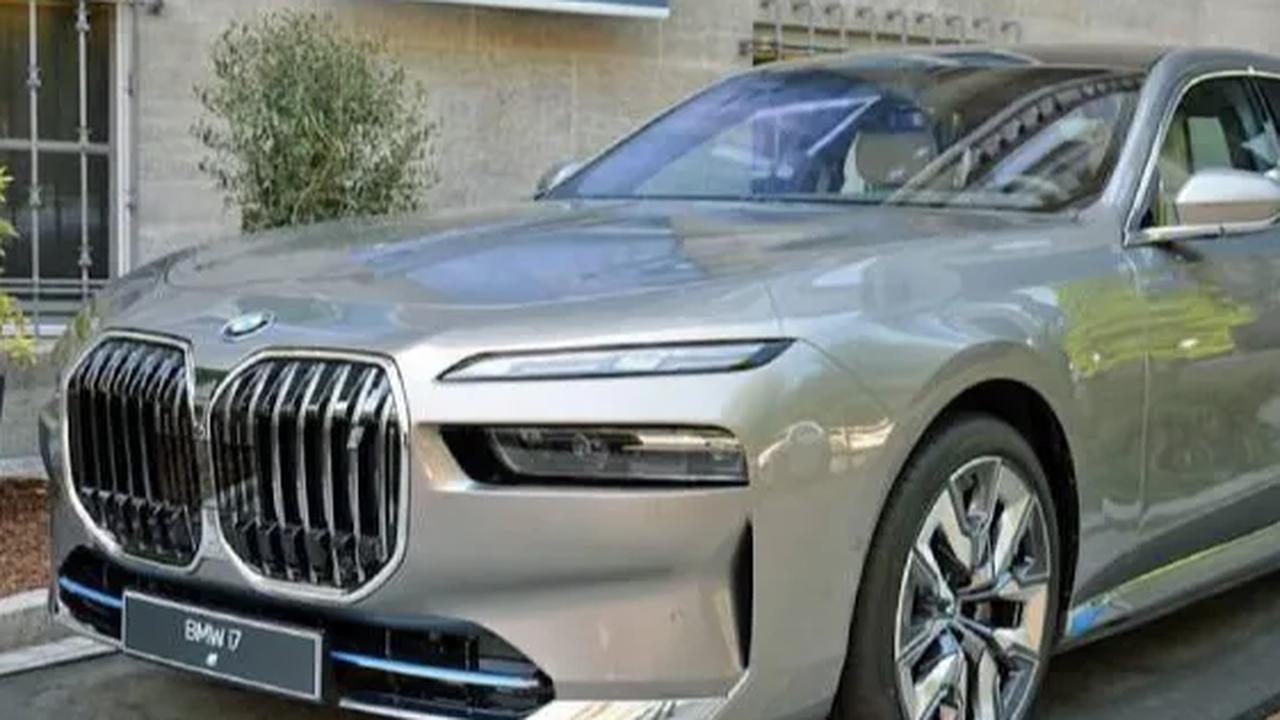 8. BMW i7