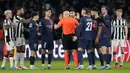 Para pemain PSG mengelilingi Wasit Szymon Marciniak untuk meminta penalti pada laga lanjutan Grup F Liga Champions 2023/2024 di Parc des Princes, Paris, Prancis, Rabu (29/11/2023) dini hari WIB. (AP Photo/Christophe Ena)