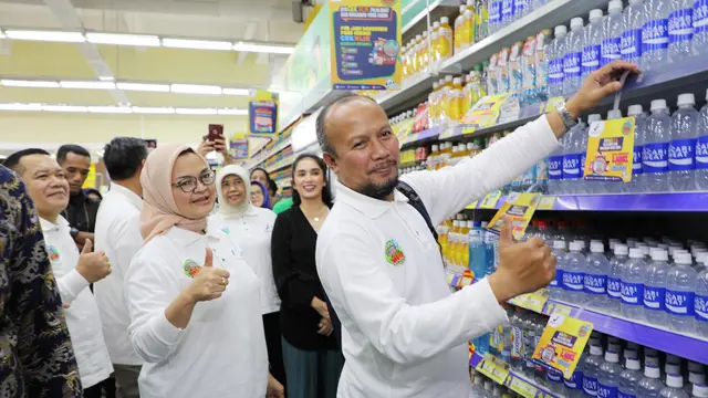 Kepala BPOM Penny Lukito bersama Ketua Yayasan Lembaga Konsumen Indonesia Tulus Abadi melakukan edukasi Cek KLIK (Kemasan, Label, Izin Edar, dan Kedaluwarsa) sebelum membeli dan mengonsumsi obat dan makanan. (Foto: Humas BPOM)
