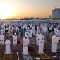 Para jamaah melakukan sholat Idul Fitri di Dubai, di area pelabuhan tua emirat. (Foto: KARIM SAHIB / AFP)