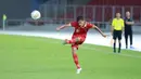 <p>Pemain Timnas Indonesia U-20, Dony Tri Pamungkas, melepaskan tendangan saat melawan Guatemala pada laga turnamen mini di Stadion Utama Gelora Bung Karno (SUGBK), Senayan, Jakarta, Selasa (21/2/2023). (Bola.com/M Iqbal Ichsan)</p>