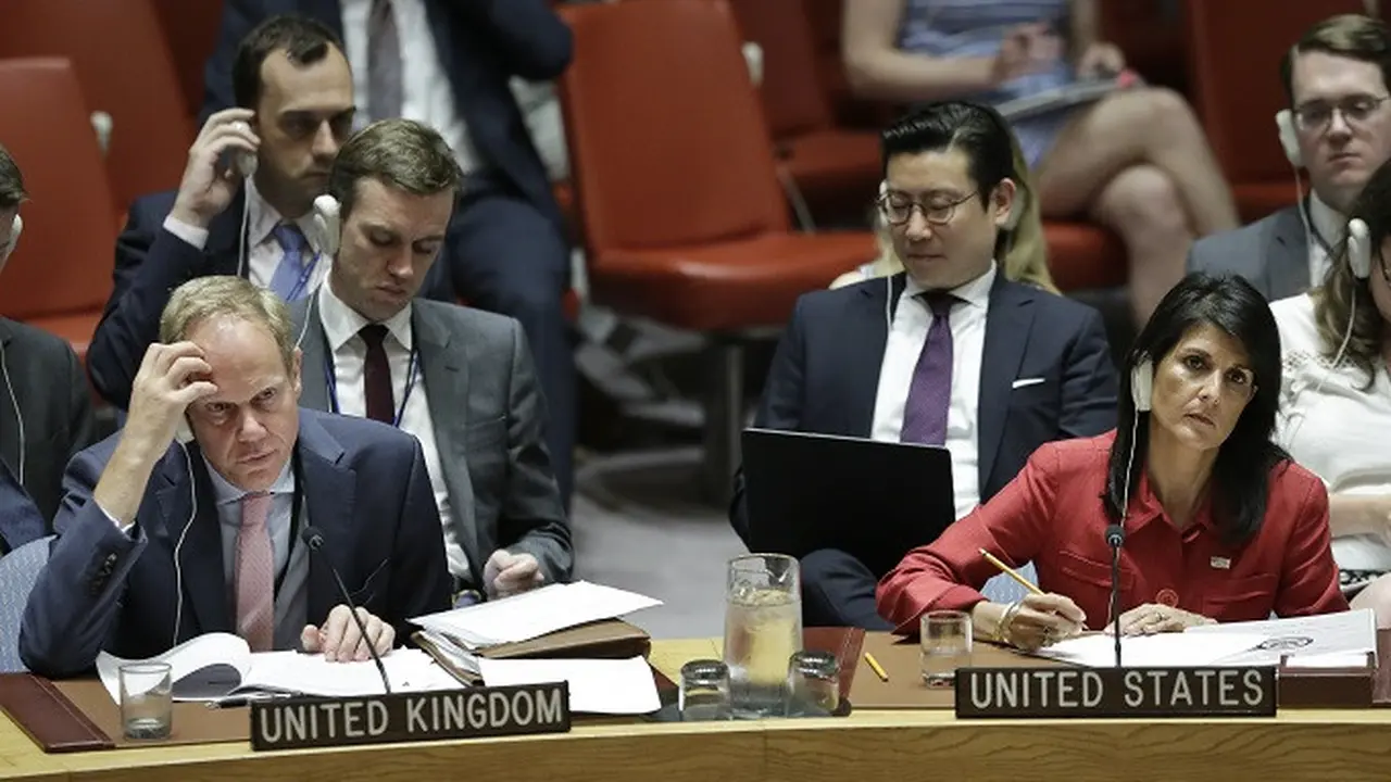 Dubes AS untuk PBB Nikki Haley (baju merah) dalam pertemuan darurat DK PBB terkait peluncuran rudal Korut