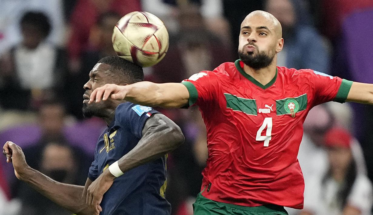 Sofyan Amrabat. Bintang Maroko lain yang juga menjadi target transfer beberapa klub besar Eropa adalah Sofyan Amrabat. Gelandang bertahan milik Fiorentina ini diminati oleh Barcelona, Tottenham dan Liverpool. Dari ketiganya, sang pemain lebih tertarik untuk bergabung bersama Liverpool di Liga Inggris. (AP Photo/Martin Meissner)