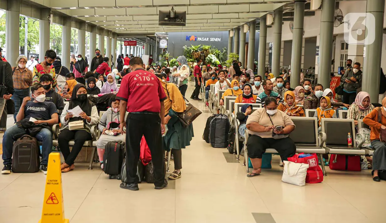 <p>Pemudik menunggu jadwal keberangkatan kereta mereka di Stasiun Pasar Senen, Jakarta, Selasa (26/4/2022). Sepekan menjelang Lebaran, lonjakan jumlah penumpang kereta api sudah mulai terlihat pada Selasa siang ini, dan diperkirakan akan terus bertambah hingga 30 April atau H-2 Idul Fitri. (Liputan6.com/Faizal Fanani)</p>