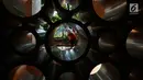 Narapidana membersihkan Masjid Istiqlal pada "Bakti Merah Putih Narapidana", Jakarta, Rabu (27/3). Membersihkan rumah ibadah menjadi salah satu rangkaian HUT Pemasyarakatan ke-55 yang dilakukan serentak se Indonesia. (merdeka.com/Imam Buhori)
