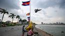 Adapun di Bandara Internasional Phnom Penh, para atlet dan ofisial dari setiap kontingen disambut puluhan sukarelawan dan juga poster SEA Games yang tertempel di dinding. (Mohd RASFAN/AFP)