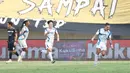 Tiga pemain asing PSIS Semarang, Carlos Fortes, Taisei Marukawa, dan Paulo Gali Freitas, merayakan keberhasilan mencetak gol ke gawang Dewa United dalam laga pekan kedelapan BRI Liga 1 2023/2024 di Stadion Indomilk Arena, Tangerang, Senin (14/8/2023) sore WIB. PSIS menang 4-1 atas Dewa United dalam laga ini. (Bola.com/M. Iqbal Ichsan)