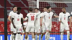 Gelandang Inggris, Mason Mount (7) berselebrasi dengan rekan-rekannya usai mencetak gol ke gawang Islandia pada pertandingan UEFA Nations League di stadion Wembley di London, Rabu (18/11/2020). Inggris menang telak 4-0 atas Islandia. (Neil Hall / Pool via AP)