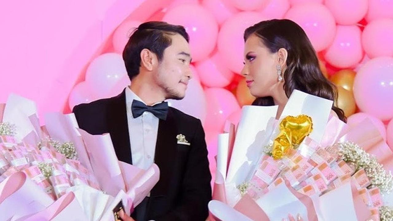 6 Momen Abash Rayakan Ulang Tahun Sang Kekasih, Gayanya Curi Perhatian